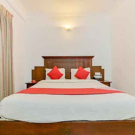 Centre Point Hotel Kochi Exterior foto