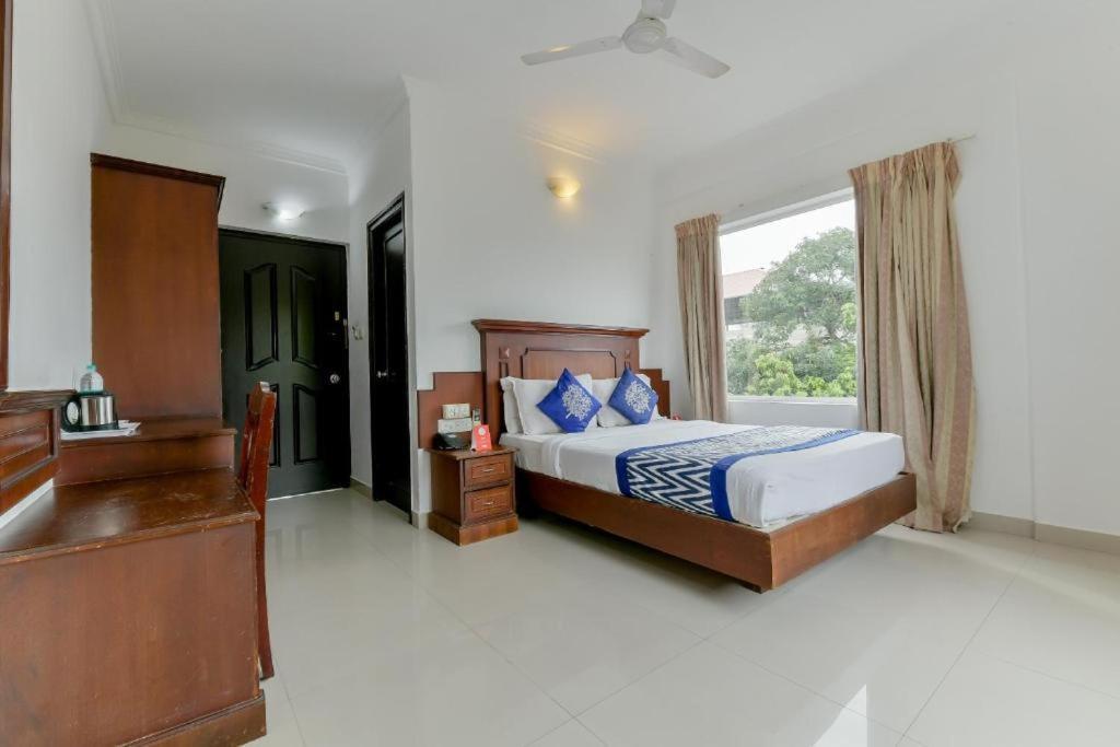Centre Point Hotel Kochi Exterior foto