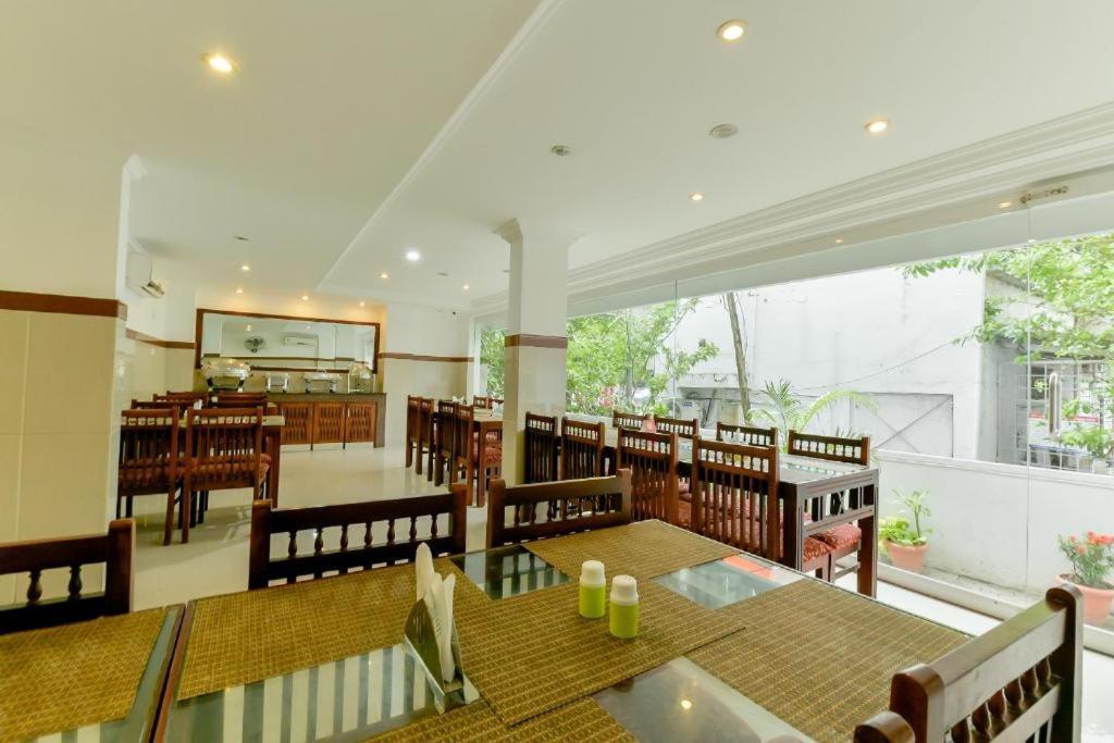 Centre Point Hotel Kochi Exterior foto